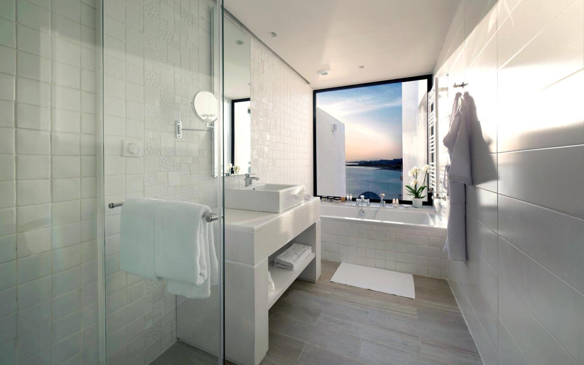Deluxe Twin or Double Suite Partial Sea View
